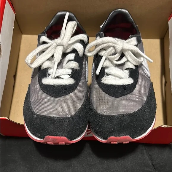 Nike Black and Gray Sneakers Classic Retro Design - Picture 5 of 5